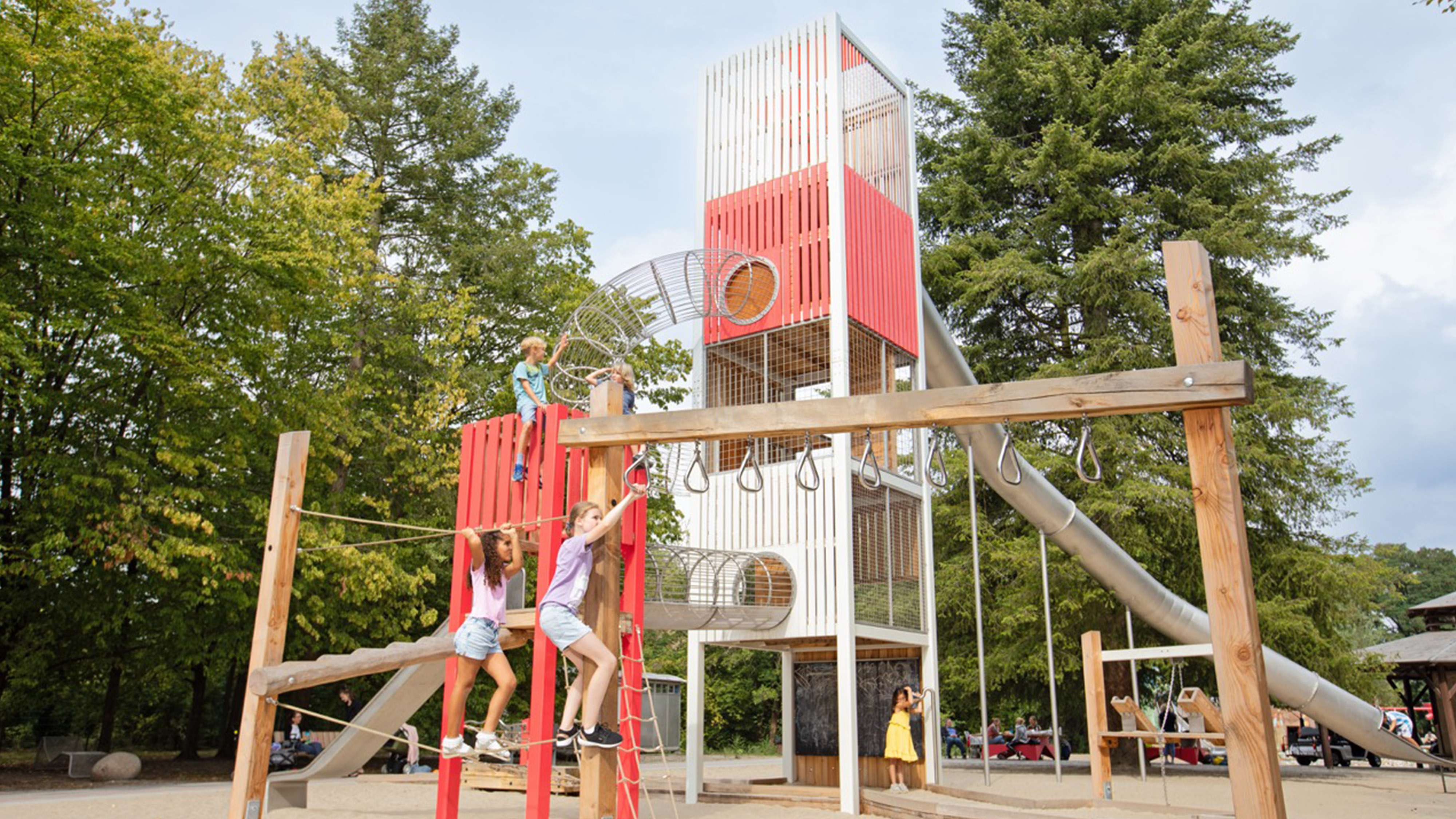 Highlight der neuen Spiellandschaft ist der Turm mit fünf Ebenen und großer Rutsche